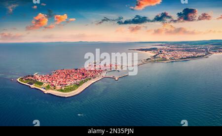 Landschaftsfotografie aus der Luft. Blick von der fliegenden Drohne auf die Altstadt von Nessebar. Atemberaubende Frühlingslandschaft des Schwarzen Meeres. Sonnenaufgang aus der Luft in Bulgarien, Europa Stockfoto