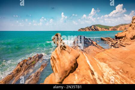 Felsenküste von Dalan und Voge Wandergebiet. Herrliche Frühlingslandschaft der Adria. Herrliche Morgenszene von Albanien, Europa. Das Konzept der Schönheit der Natur Stockfoto