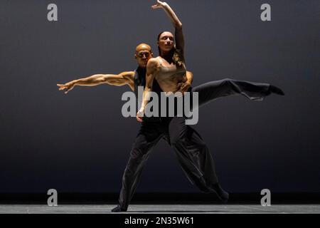 London, Großbritannien. 7. Februar 2023 Mitglieder des Ballets Jazz Montréal treten zum ersten Mal in London „Dance me - Music by Leonard Cohen“ auf. Die zeitgenössischen Tanzchoreographen Andonis Foniadakis, Annabelle Lopez Ochoa und Ihsan Rustem haben ein Werk zur Hommage an den Dichter, Künstler und Songwriter Leonard Cohen aus Montréal geschaffen. Die Show wird von Robomagic Live unterstützt und findet vom 7. Bis 11. Februar in Sadler's Wells statt. Kredit: Stephen Chung / Alamy Live News Stockfoto