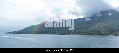 Panoramafoto von Ilha Bela an einem bewölkten Tag. Touristenziel an der Küste von Sao Paulo in Brasilien rainbow. Stockfoto