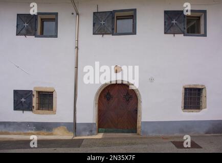 Skofja Loka, Slowenien - Dezember 10. 2022. Das historische Firbars House in der Kopaliska Ulica Straße in Skofja Loka in Gorenjska, Slowenien. Stockfoto