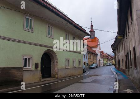 Skofja Loka, Slowenien - Dezember 10. 2022. Die historische Spodnji Trg Street in Skofja Loka in Gorenjska, Slowenien. Stockfoto