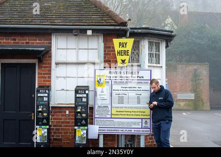 Windsor, Berkshire, Großbritannien. 7. Februar 2023. Es kostet £8,20 $, bis zu zwei Stunden auf dem vom River Street council betriebenen Parkplatz in Windsor zu parken (siehe Abbildung). Touristen, Besucher und Einheimische müssen beim Parken in Parkhäusern in Windsor sogenannte „erpresserische“ Parkgebühren zahlen. Die Royal Borough of Windsor und Maidenhead planen angeblich, die Parkgebühren noch weiter zu erhöhen, was einige glauben, dass die Leute nicht vollständig nach Windsor kommen. Einwohner mit einer Advantage Card können beantragen, eine Stunde kostenlos auf einigen Parkplätzen zu parken, aber das ist nicht ausreichend Stockfoto