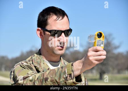 USA Air Force Captain überprüft windgeschwindigkeit und -Richtung wie C-17s von Travis AFB Übungslandung/-Abflug auf Dirty Airstrip, Fort Hunter Liggett, Calif Stockfoto