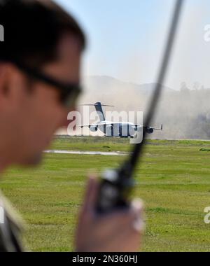 USA Air Force Captain spricht mit Pilot der C-17 vom Luftwaffenstützpunkt Travis und übt Start- und Landungen auf einem unbefestigten Flugplatz, Ft Hunter Liggett, CA Stockfoto