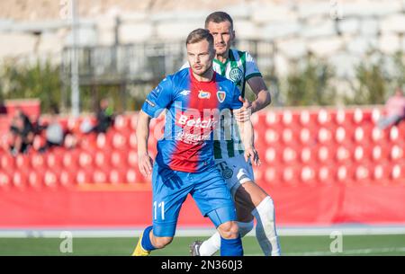 La Nucia, Spanien – 15. Januar 2023. Piast Gliwice Stürmer Rauno Sappinen und Ferencvaros Mitte-Rückseite Adnan Kovacevic während des Club Friendly Ferencvaros Stockfoto