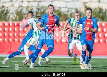 La Nucia, Spanien – 15. Januar 2023. Piast Gliwice Spieler Miguel Munoz und Jorge Felix mit Ferencvaros Mats Knoester in der Mitte des Rückens während der Club Friendly Stockfoto