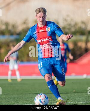 La Nucia, Spanien – 15. Januar 2023. Piast Gliwice Mittelfeldspieler Szczepan Mucha während der Club-freundlichen Ferencvaros gegen Piast Gliwice (0-1). Stockfoto