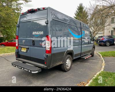 Basking Ridge, NJ, 10-09-2021: Amazon Prime Van steht in einem Wohngebiet, während der Fahrer eine Lieferung vornimmt. Stockfoto