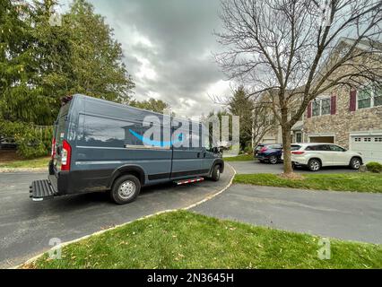 Basking Ridge, NJ, 10-09-2021: Amazon Prime Van steht in einem Wohngebiet, während der Fahrer eine Lieferung vornimmt. Stockfoto