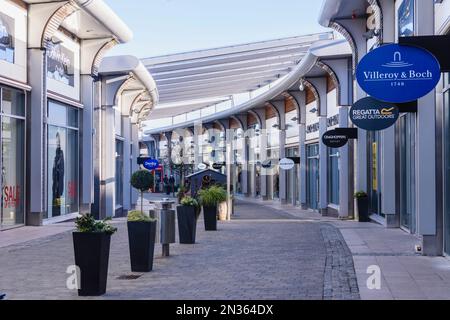 Schilder zum Einkaufen entlang des Boulevard Outlet Centre, Banbridge, Nordirland, Großbritannien, Großbritannien Stockfoto