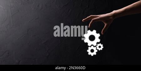 Hand hält Metall Zahnräder und Zahnräder Mechanismus der Interaktion Teamwork Konzept, Hand halten Gruppe von virtuellen Zahnräder Rad. Stockfoto