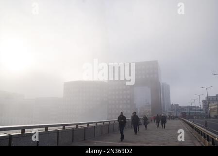 London, Großbritannien. 7. Februar 2023 Dichter Nebel verdeckt Shard und andere Gebäude um die London Bridge. Stockfoto