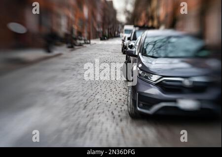 Selektives Foto einer kopfsteingepflasterten Straße im historischen Meatpacking District in Manhattan. Stockfoto