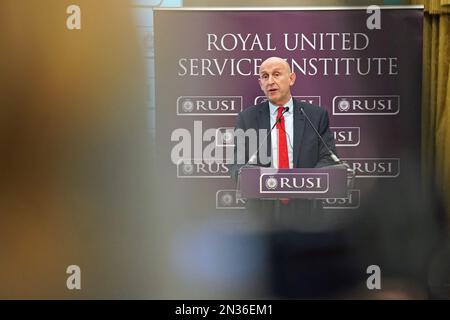 John Healey, Arbeitsschattenverteidiger, spricht am Institute of Directors, das von RUSI in London geleitet wird. Herr Healy sagte, dass Kürzungen der britischen Armee "gestoppt" werden müssen, um zu zeigen, dass das Vereinigte Königreich eine führende europäische Nation in der NATO ist. Er sagte auch, dass die Unterstützung für die Ukraine in ihrem Kampf gegen Russlands Invasionskräfte fortgesetzt wird, wenn Labour die nächsten Parlamentswahlen gewinnt. Foto: Dienstag, 7. Februar 2023. Stockfoto