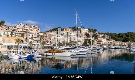 Traditionelle Boote vor dem Viertel Santa Catalina, Hafen von Soller, Mallorca, Balearen, Spanien Stockfoto