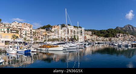 Traditionelle Boote vor dem Viertel Santa Catalina, Hafen von Soller, Mallorca, Balearen, Spanien Stockfoto