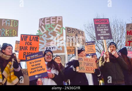 London, Großbritannien. 07. Februar 2023. Krankenschwestern halten während der Demonstration im Streikposten vor dem St. Thomas' Hospital Plakate, um eine gerechte Bezahlung zu unterstützen, während Tausende von NHS-Krankenschwestern ihre Streiks fortsetzen, um zu viel zu bezahlen. Kredit: SOPA Images Limited/Alamy Live News Stockfoto