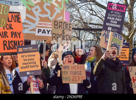 London, Großbritannien. 07. Februar 2023. Krankenschwestern halten während der Demonstration im Streikposten vor dem St. Thomas' Hospital Plakate, um eine gerechte Bezahlung zu unterstützen, während Tausende von NHS-Krankenschwestern ihre Streiks fortsetzen, um zu viel zu bezahlen. (Foto: Vuk Valcic/SOPA Images/Sipa USA) Guthaben: SIPA USA/Alamy Live News Stockfoto