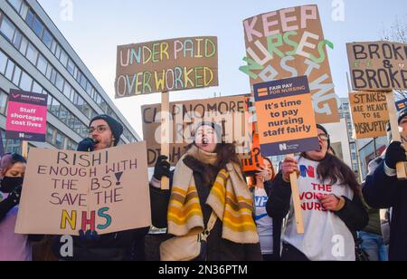 London, Großbritannien. 07. Februar 2023. Krankenschwestern halten während der Demonstration im Streikposten vor dem St. Thomas' Hospital Plakate, um eine gerechte Bezahlung zu unterstützen, während Tausende von NHS-Krankenschwestern ihre Streiks fortsetzen, um zu viel zu bezahlen. (Foto: Vuk Valcic/SOPA Images/Sipa USA) Guthaben: SIPA USA/Alamy Live News Stockfoto