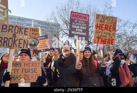 London, Großbritannien. 07. Februar 2023. Krankenschwestern halten während der Demonstration im Streikposten vor dem St. Thomas' Hospital Plakate, um eine gerechte Bezahlung zu unterstützen, während Tausende von NHS-Krankenschwestern ihre Streiks fortsetzen, um zu viel zu bezahlen. (Foto: Vuk Valcic/SOPA Images/Sipa USA) Guthaben: SIPA USA/Alamy Live News Stockfoto