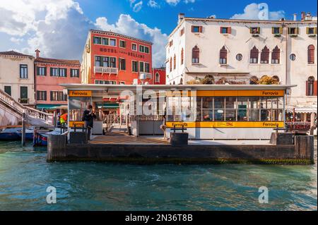 Vaporetto-Station am Canale Grande in der Nähe des Bahnhofs von Venedig, Veneto, Italien Stockfoto