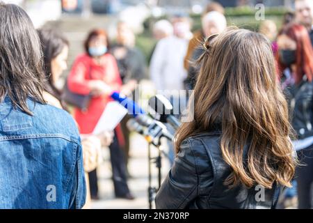 Die Whistleblower halten eine Rede auf einer Pressekonferenz oder einer Medienveranstaltung. Whistleblowing-Konzept. Stockfoto