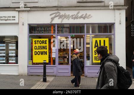 Windsor, Berkshire, Großbritannien. 7. Februar 2023. Ein Schlussverkauf bei Paperchase in Windsor. Nach der Verwaltung der Briefträger Paperchase schließen über 100 ihrer Geschäfte im gesamten Vereinigten Königreich. Der Supermarkt-Riese Tesco hat den Namen Paperchase gekauft, aber etwa 1.000 Beschäftigte werden ihre Arbeitsplätze verlieren. Kredit: Maureen McLean/Alamy Live News Stockfoto