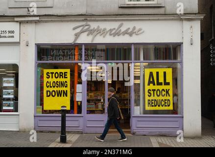 Windsor, Berkshire, Großbritannien. 7. Februar 2023. Ein Schlussverkauf bei Paperchase in Windsor. Nach der Verwaltung der Briefträger Paperchase schließen über 100 ihrer Geschäfte im gesamten Vereinigten Königreich. Der Supermarkt-Riese Tesco hat den Namen Paperchase gekauft, aber etwa 1.000 Beschäftigte werden ihre Arbeitsplätze verlieren. Kredit: Maureen McLean/Alamy Live News Stockfoto