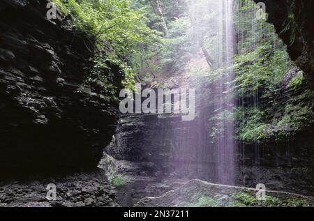 Regenbogen fällt, Watkins Glen State Park, Watkins Glen, New York, USA Stockfoto