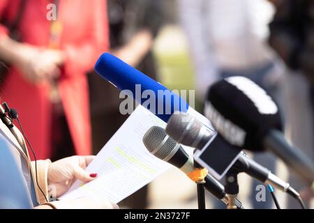 Die Whistleblower halten eine Rede auf einer Pressekonferenz oder einer Medienveranstaltung Stockfoto