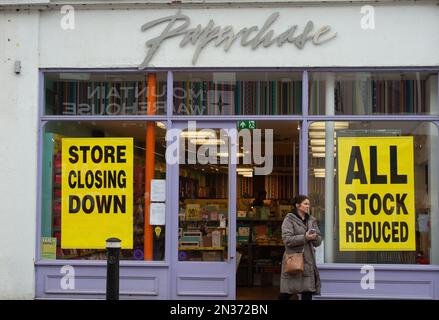 Windsor, Berkshire, Großbritannien. 7. Februar 2023. Ein Schlussverkauf bei Paperchase in Windsor. Nach der Verwaltung der Briefträger Paperchase schließen über 100 ihrer Geschäfte im gesamten Vereinigten Königreich. Der Supermarkt-Riese Tesco hat den Namen Paperchase gekauft, aber etwa 1.000 Beschäftigte werden ihre Arbeitsplätze verlieren. Kredit: Maureen McLean/Alamy Live News Stockfoto