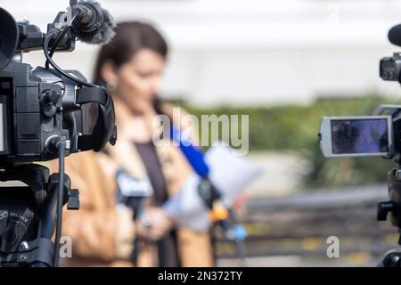 Die Whistleblower halten eine Rede auf einer Pressekonferenz oder einer Medienveranstaltung Stockfoto