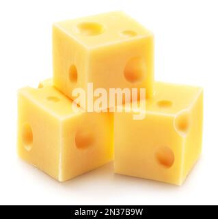 Pyramide von Emmentalen Käsewürfeln, isoliert auf weißem Hintergrund. Stockfoto