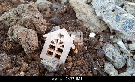 Kleine Holzhäuser auf dem Boden und Steine, Erdbebenkonzept 2023. Speicherplatz kopieren Stockfoto