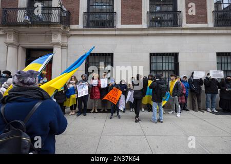 NEW YORK, NEW YORK, USA - FEBRUAR 24: Die Menschen singen und halten Schilder hoch, auf denen "Stop Putin" steht, während die Ukrainer gegen die russische Invasion von der anderen Seite protestieren Stockfoto