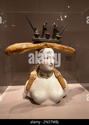 Retrospektive Büste einer Frau, 1933; bemaltes Porzellan, Brot, Mais, Federn, Salvador Dali. MoMA, New York City. Stockfoto