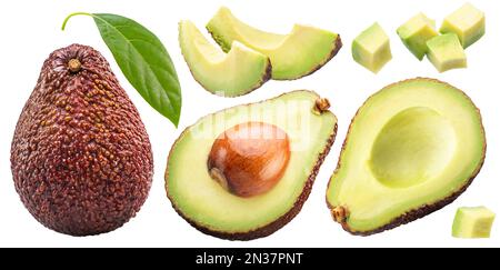 Avocadofrüchte, Avocdoscheiben und Blätter auf weißem Hintergrund hassen. Datei enthält Beschneidungspfad. Stockfoto