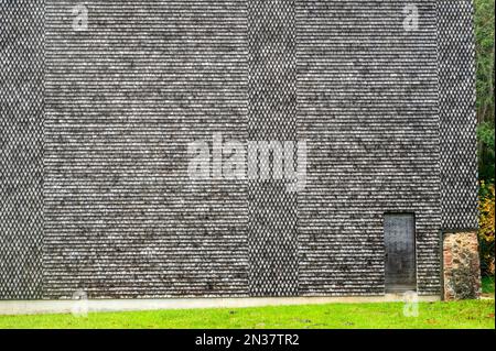 Die Fassade der Veranda (Turm) des Prieuré de Mimizan, Departement Landes, Südwestfrankreich, ist auf einer Seite mit Zeder bedeckt Stockfoto