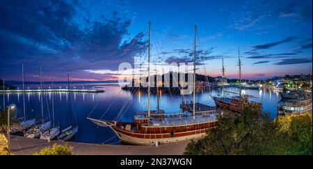 Wunderschöner Sonnenuntergang im Meer in der Stadt Makarska, einem natürlichen Hafen an der Adriaküste Kroatiens. Stockfoto