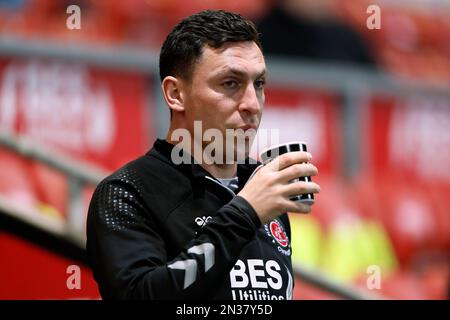 Fleetwood Town Manager Scott Brown während der vierten Wiederholung des FA Cup im Highbury Stadium, Fleetwood. Foto: Dienstag, 7. Februar 2023. Stockfoto