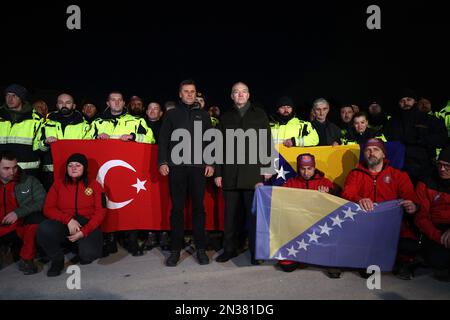 Premierminister der Föderation Bosnien und Herzegowina, Fadil Novalic (L) und türkischer Botschafter in BiH Sadik Babur Girgin (R) posieren für Fotos mit Mitgliedern des Federal Specialized Rescue (USAR)-Teams, bevor sie am 7. Februar 2023 in die von dem Erdbeben betroffenen Gebiete in der Türkei in Sarajewo, Bosnien und Herzegowina, abreisen. Foto: Armin Durgut/PIXSELL Stockfoto