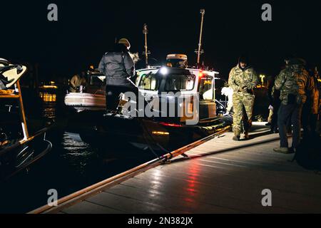 Matrosen, die der Sprengstoffbeseitigungsgruppe 2 zugeordnet sind, beladen ein starres Schlauchboot, um einen großen Überwachungsballon vor der Küste von Myrtle Beach, South Carolina, zu Bergen, am 5. Februar 2023. Die EODGRU 2 ist ein wichtiger Teil der Navy Expeditionary Combat Force, die explosionsgefährdete Gebiete beseitigt, um Zugang zu Gebieten zu erhalten, in denen der Zugang verweigert wird, die Unterwassergebiete für Bewegungsfreiheit sichert, Beziehungen zu vertrauenswürdigen Partnern aufbaut und pflegt und die Heimat schützt. Auf Anweisung des Präsidenten der Vereinigten Staaten und mit voller Unterstützung der kanadischen Regierung, US-amerikanische Fig Stockfoto