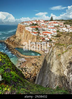 Herrlicher Blick auf Azenhas do Mar, kleine Stadt an der Atlantikküste. Gemeinde Sintra, Portugal. Stockfoto