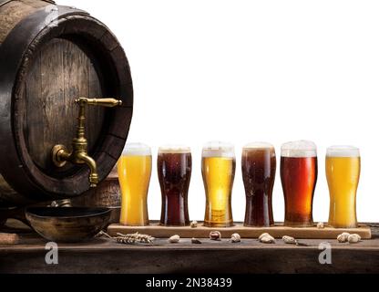 Sammlung verschiedener gekühlter Biere, Bierfass isoliert auf weißem Hintergrund. Stockfoto