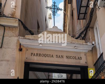 Hintereingang der antiken Kirche San Nicolás de Bari und San Pedro Mártir in Valencia, Spanien. Stockfoto