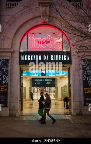 Time Out Market Lisboa, Speisesaal im Mercado da Ribeira am Cais do Sodre in Lissabon, Portugal. Stockfoto