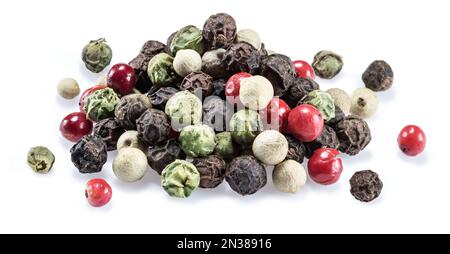 Ein Stapel bunter Pfefferkörner, isoliert auf weißem Hintergrund. Stockfoto