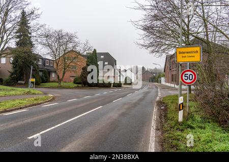 Das Dorf Unterwestrich, das ursprünglich für das Braunkohlebergwerk Garzweiler II vorgesehen war, bleibt nach dem Kohlekompromiss bestehen, ist aber m Stockfoto