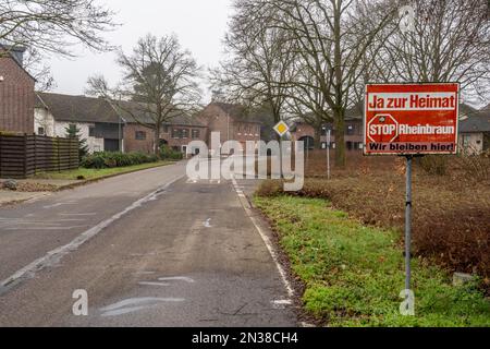 Das Dorf Kuckum, das ursprünglich für das Braunkohlebergwerk Garzweiler II vorgesehen war, bleibt nach dem Kohlekompromiss bestehen, ist es aber größtenteils Stockfoto